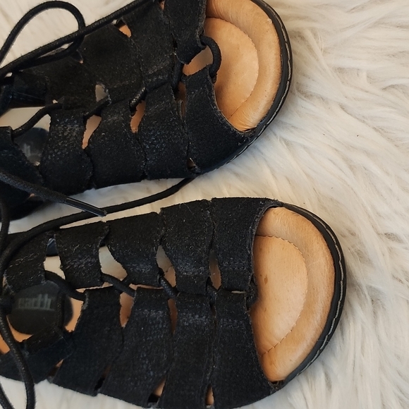 Earth Plover Wide Black Leather Sandals, Size 6B - Picture 12 of 17